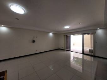 Se vende moderna casa con patio en Santa Ana 25-1779