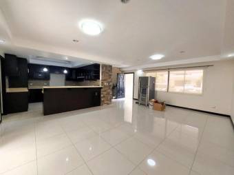 Se vende moderna casa con patio en Santa Ana 25-1779