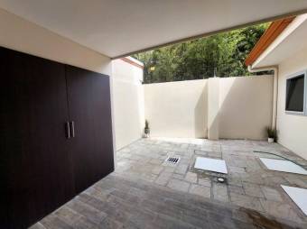 Se vende moderna casa con patio en Santa Ana 25-1779