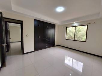 Se vende moderna casa con patio en Santa Ana 25-1779