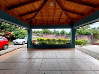 Se vende casa con amplio lote de 1,993m2 en San Rafael Heredia 25-1806 Se vende casa con amplio lote de 1,993m2 en San Rafael Heredia 25-1806