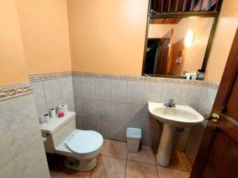 Se vende casa con amplio lote de 1,993m2 en San Rafael Heredia 25-1806 Se vende casa con amplio lote de 1,993m2 en San Rafael Heredia 25-1806