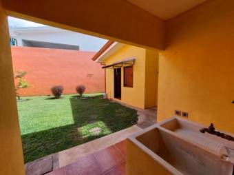 Se vende espaciosa casa con amplio lote en Escazú Centro 25-1807 Se vende espaciosa casa con amplio lote en Escazú Centro 25-1807