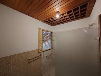 Se vende casa con amplio lote de 5,000m2 en Santo Tomas Heredia 24-1570 Se vende casa con amplio lote de 5,000m2 en Santo Tomas Heredia 24-1570