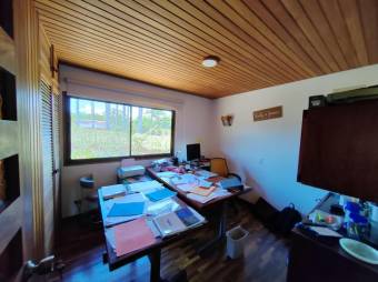 Se vende casa con amplio lote de 5,000m2 en Santo Tomas Heredia 24-1570 Se vende casa con amplio lote de 5,000m2 en Santo Tomas Heredia 24-1570