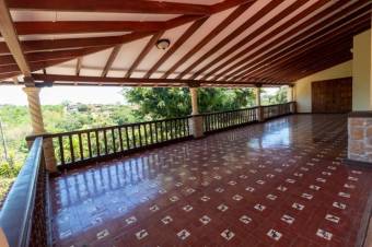 Se vende amplia quinta remodelada en Grecia de Alajuela 24-1767