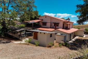 Se vende amplia quinta remodelada en Grecia de Alajuela 24-1767