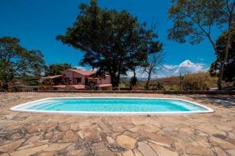 Se vende amplia quinta remodelada en Grecia de Alajuela 24-1767