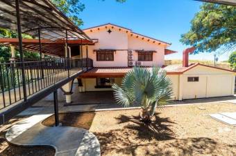 Se vende amplia quinta remodelada en Grecia de Alajuela 24-1767