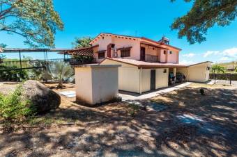 Se vende amplia quinta remodelada en Grecia de Alajuela 24-1767