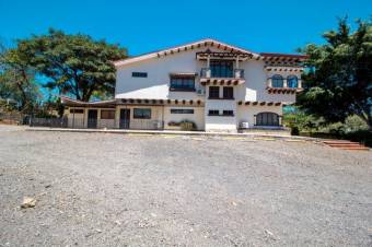 Se vende amplia quinta remodelada en Grecia de Alajuela 24-1767