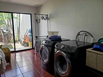 Se vende lujosa residencia con patio y piscina en Rio Oro 26-136 Se vende lujosa residencia con patio y piscina en Rio Oro 26-136