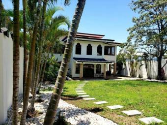 Se vende lujosa residencia con patio y piscina en Rio Oro 26-136 Se vende lujosa residencia con patio y piscina en Rio Oro 26-136