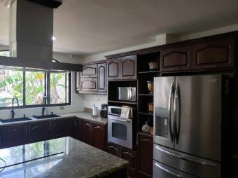 Se vende lujosa residencia con patio y piscina en Rio Oro 26-136 Se vende lujosa residencia con patio y piscina en Rio Oro 26-136