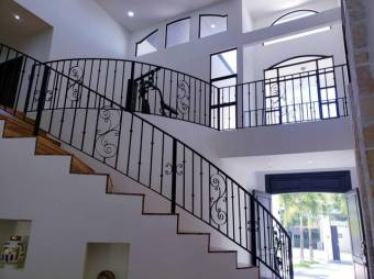 Se vende lujosa residencia con patio y piscina en Rio Oro 26-136 Se vende lujosa residencia con patio y piscina en Rio Oro 26-136