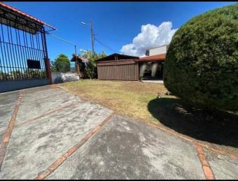 Se vende propiedad con amplio lote en Santo Domingo Heredia 23-3248