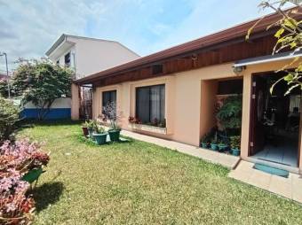Se vende moderna casa con patio en Guachipelín de Escazú 25-1415