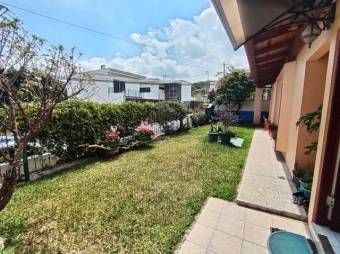 Se vende moderna casa con patio en Guachipelín de Escazú 25-1415 Se vende moderna casa con patio en Guachipelín de Escazú 25-1415