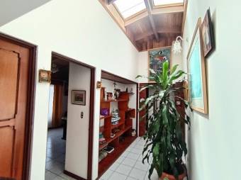 Se vende moderna casa con patio en Guachipelín de Escazú 25-1415 Se vende moderna casa con patio en Guachipelín de Escazú 25-1415