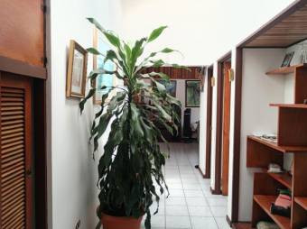 Se vende moderna casa con patio en Guachipelín de Escazú 25-1415 Se vende moderna casa con patio en Guachipelín de Escazú 25-1415