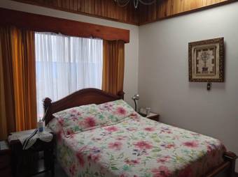 Se vende moderna casa con patio en Guachipelín de Escazú 25-1415 Se vende moderna casa con patio en Guachipelín de Escazú 25-1415