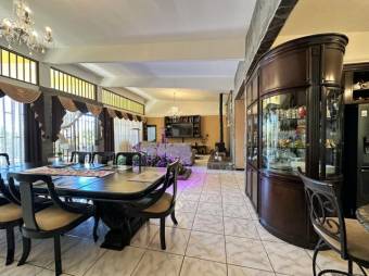 Se vende casa de lujo con amplio lote en Ángeles Heredia 23-2410 Se vende casa de lujo con amplio lote en Ángeles Heredia 23-2410