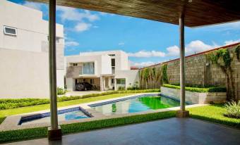 Se vende lujosa casa con patio en Guachipelín Escazú 25-1514 Se vende lujosa casa con patio en Guachipelín Escazú 25-1514