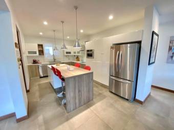 Se vende lujosa casa con patio en Guachipelín Escazú 25-1514 Se vende lujosa casa con patio en Guachipelín Escazú 25-1514