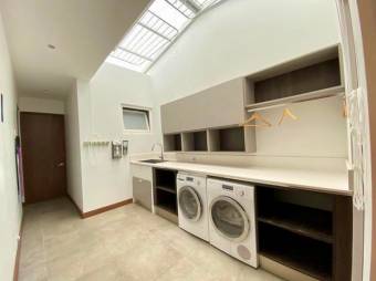 Se vende lujosa casa con patio en Guachipelín Escazú 25-1514 Se vende lujosa casa con patio en Guachipelín Escazú 25-1514