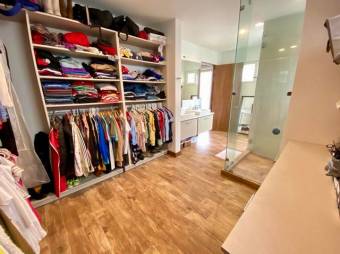 Se vende lujosa casa con patio en Guachipelín Escazú 25-1514 Se vende lujosa casa con patio en Guachipelín Escazú 25-1514