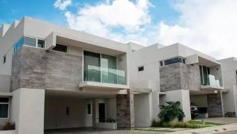 Se vende lujosa casa con patio en Guachipelín Escazú 25-1514 