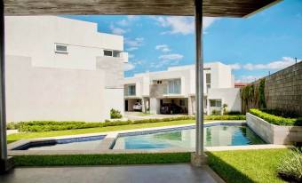 Se vende lujosa casa con patio en Guachipelín Escazú 25-1514 Se vende lujosa casa con patio en Guachipelín Escazú 25-1514