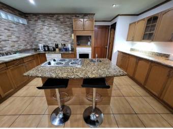 Se venden casa con 3 apartamentos en La Asunción de Heredia 25-1802 Se venden casa con 3 apartamentos en La Asunción de Heredia 25-1802