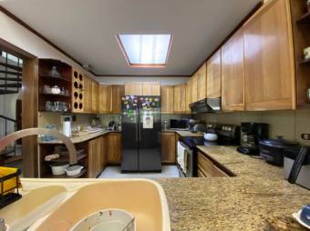 Se vende espaciosa casa con jardín y terraza en San Rafael Escazú 25-678 Se vende espaciosa casa con jardín y terraza en San Rafael Escazú 25-678