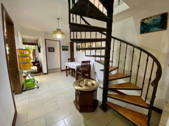 Se vende espaciosa casa con jardín y terraza en San Rafael Escazú 25-678 Se vende espaciosa casa con jardín y terraza en San Rafael Escazú 25-678