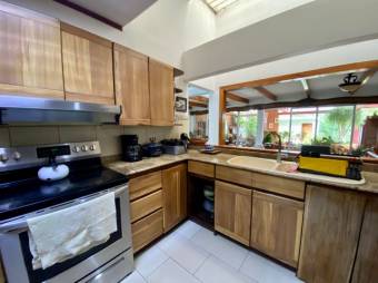 Se vende espaciosa casa con jardín y terraza en San Rafael Escazú 25-678 Se vende espaciosa casa con jardín y terraza en San Rafael Escazú 25-678