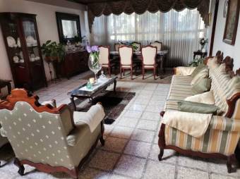 Se vende espaciosa casa con uso mixto en Alajuela Centro 25-624