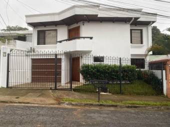 Se vende moderna casa con patio en Alajuela 25-988