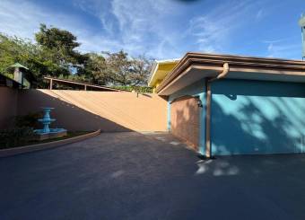 Se vende espaciosa casa con patio en Carrizal de Alajuela 25-1465 Se vende espaciosa casa con patio en Carrizal de Alajuela 25-1465