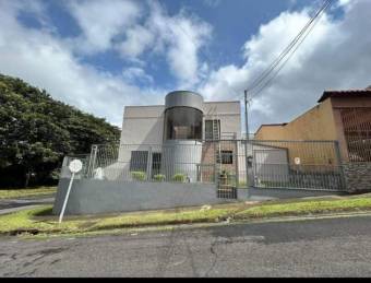 Se vende espaciosa casa con patio en Carrizal Alajuela 25-7