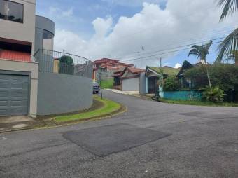 Se vende espaciosa casa con patio en Carrizal Alajuela 25-7 Se vende espaciosa casa con patio en Carrizal Alajuela 25-7