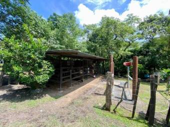 Se vende espaciosa casa con patio en La Garita Alajuela 25-442 Se vende espaciosa casa con patio en La Garita Alajuela 25-442