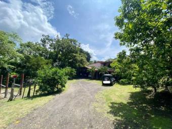 Se vende espaciosa casa con patio en La Garita Alajuela 25-442 Se vende espaciosa casa con patio en La Garita Alajuela 25-442