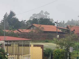 Se vende espaciosa casa con jardín en Sabanilla San José 24-786