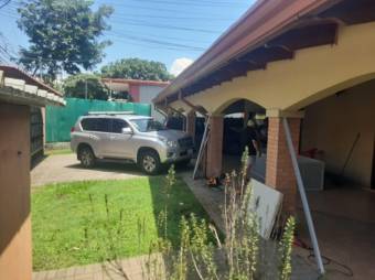 Se vende espaciosa asa con jardín en Coyol de Alajuela 25-1431