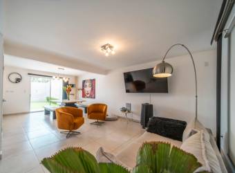 Se vende moderna casa con patio en Ciudad Colón 26-49