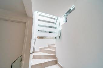 Se vende moderna casa con patio en Ciudad Colón 26-49