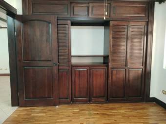 Se vende espacios casa con patio y piscina en San Rafael Escazú 25-664