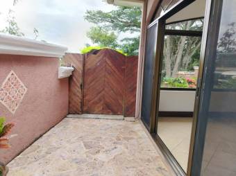 Se vende espacios casa con patio y piscina en San Rafael Escazú 25-664