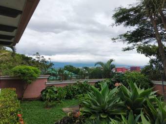 Se vende espacios casa con patio y piscina en San Rafael Escazú 25-664